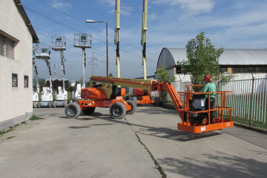 JLG M600 J (HIBRID, 4X4) típusú karos, hibrid emelő