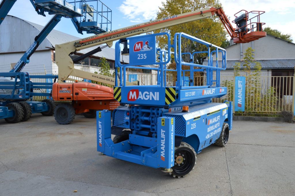Magni DS 1218 RT (4WD, kitalpalás) típusú ollós, diesel emelő