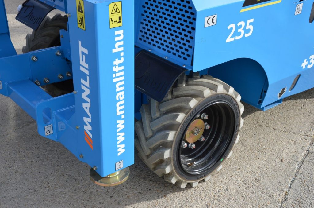Magni DS 1218 RT (4WD, kitalpalás) típusú ollós, diesel emelő