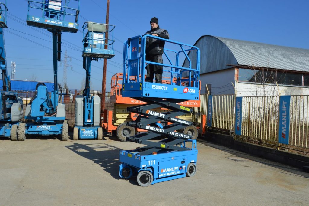 Magni ES 0807 EP típusú ollós, akkumulátoros emelő