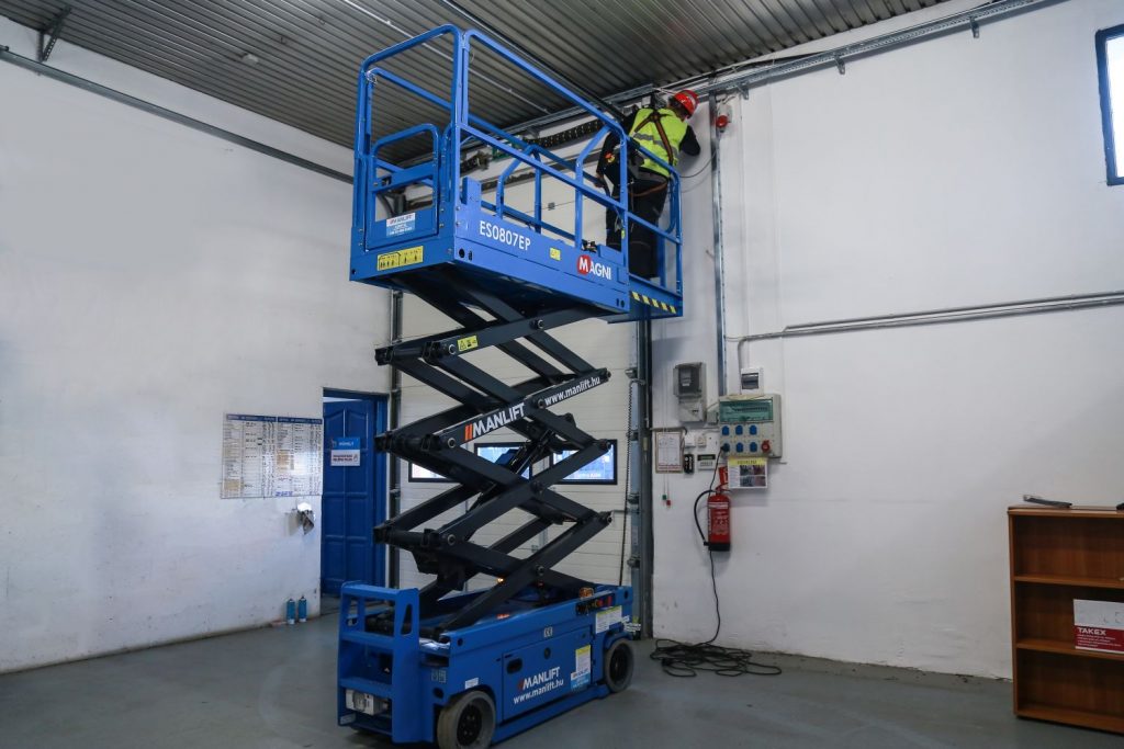 Magni ES 0807 EP típusú ollós, akkumulátoros emelő