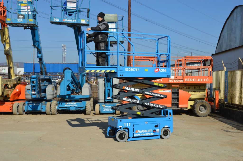 Magni ES 0807 EP típusú ollós, akkumulátoros emelő