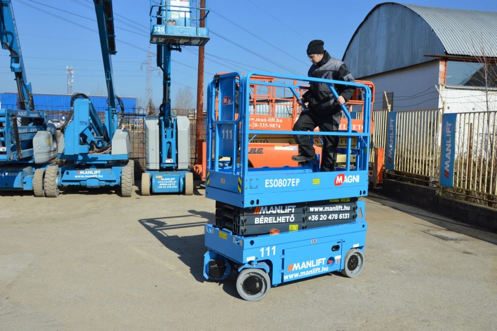 Magni ES 0807 EP típusú ollós, akkumulátoros emelő