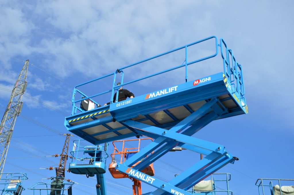 Magni ES 1218 RT (4wd, with Outriggers) Electric Scissor Lift