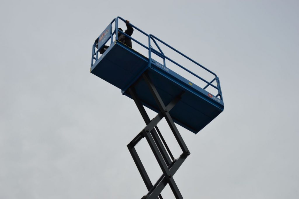 Magni ES 1412 E típusú ollós, akkumulátoros emelő