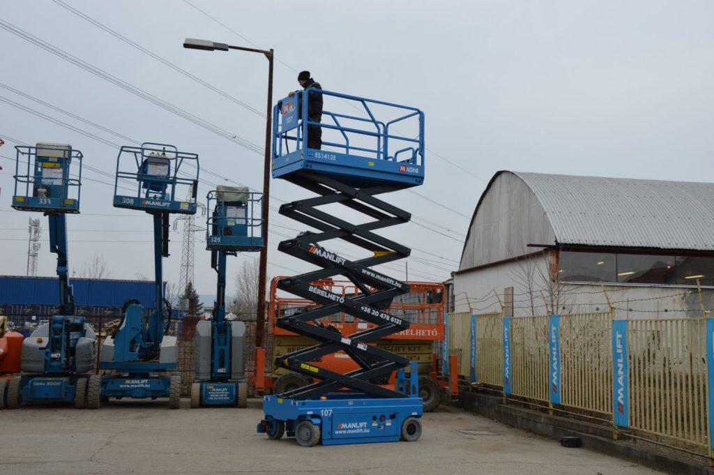 Magni ES 1412 E típusú ollós, akkumulátoros emelő