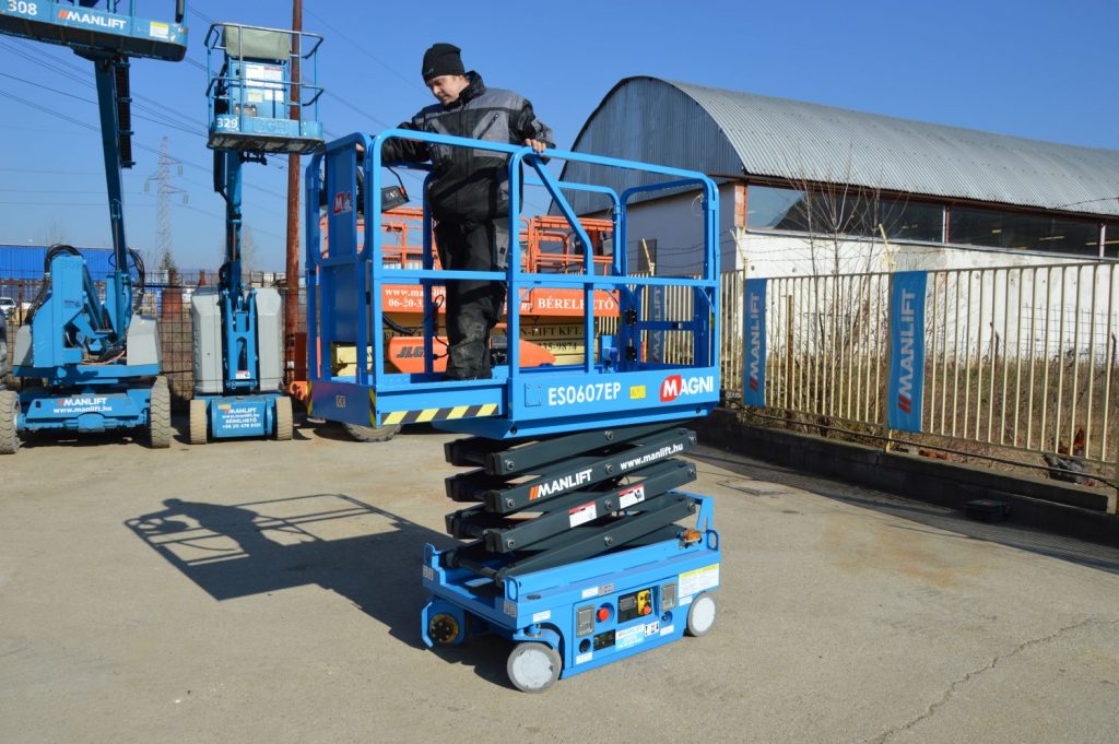 Magni ES 0607 EP típusú ollós, akkumulátoros emelő