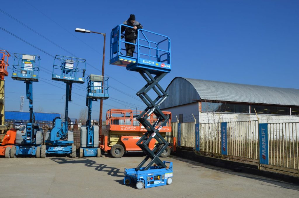 Magni ES 0607 EP típusú ollós, akkumulátoros emelő