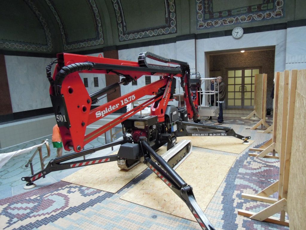 PlatformBasket Spider 15.75 PRO (HIBRID) típusú spider gumilánctalpas emelő