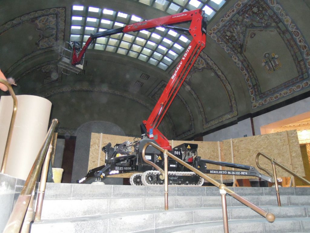 PlatformBasket Spider 15.75 PRO (HIBRID) típusú spider gumilánctalpas emelő