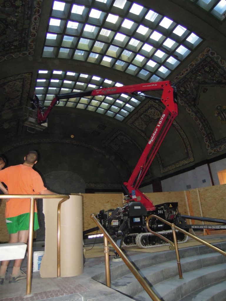 PlatformBasket Spider 15.75 PRO (HIBRID) típusú spider gumilánctalpas emelő