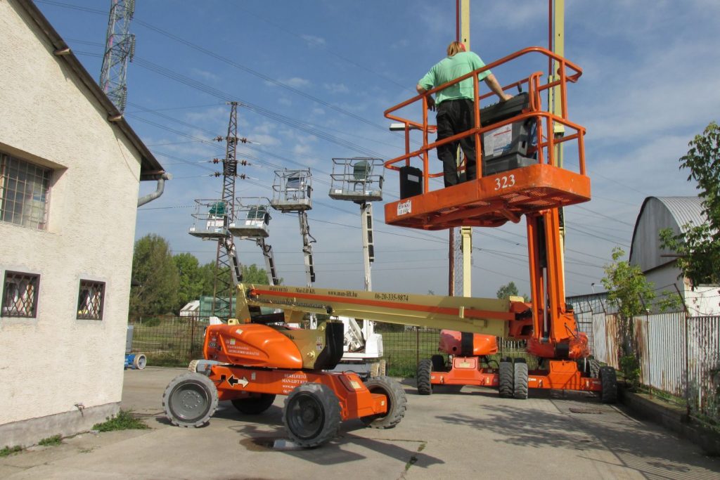 JLG M600 JP (HIBRID, 4X4) típusú karos, hibrid emelő