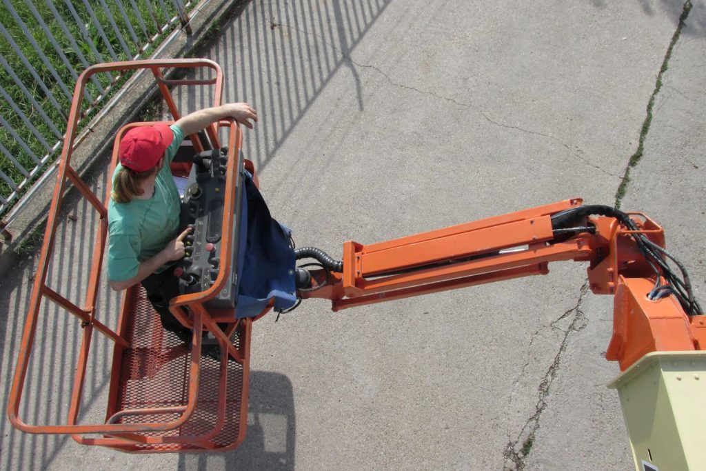 JLG M600 JP (HIBRID, 4X4) típusú karos, hibrid emelő